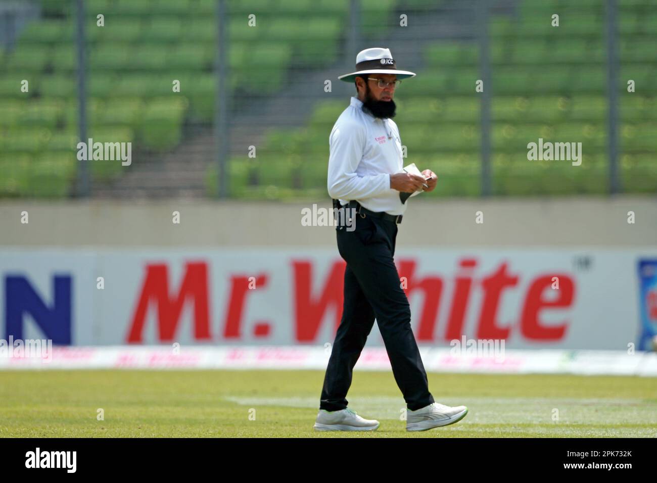 Schiedsrichter Aleem dar am dritten Tag des alleinigen Testspiels zwischen Bangladesch und Irland im Sher-e-Bangla National Cricket Stadium, Mirpur, Dhaka, Stockfoto