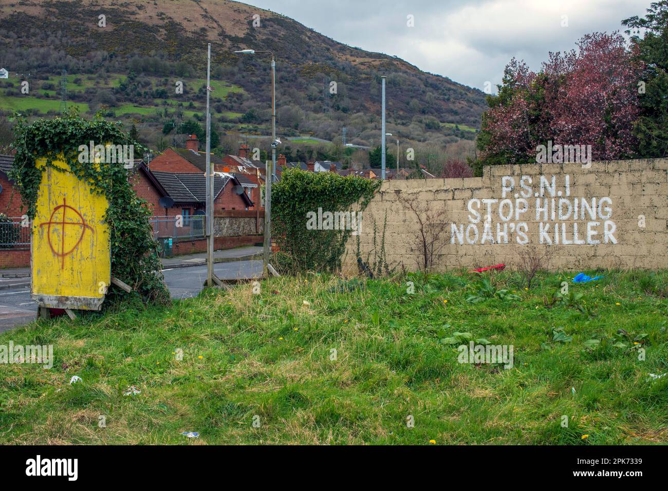 Ein Graffiti in West-Belfast, das den Kampf des Donohoe um mehr Informationen über Noahs Tod darstellt, Belfast, Nordirland. Stockfoto