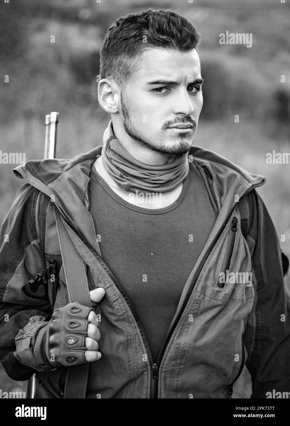 Jäger mit Schrotflinte auf der Jagd. Porträt eines gehämmten Jägers. Stockfoto