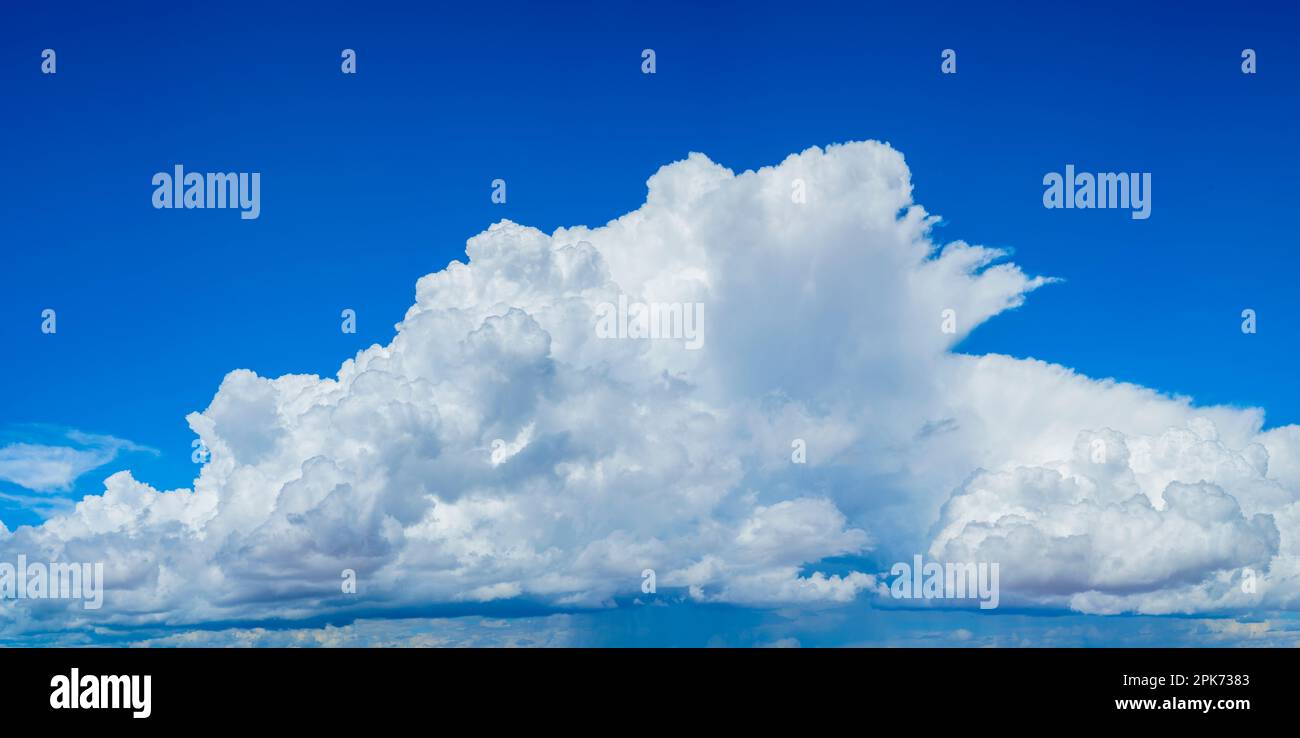 Majestätische Wolken am Himmel Stockfoto