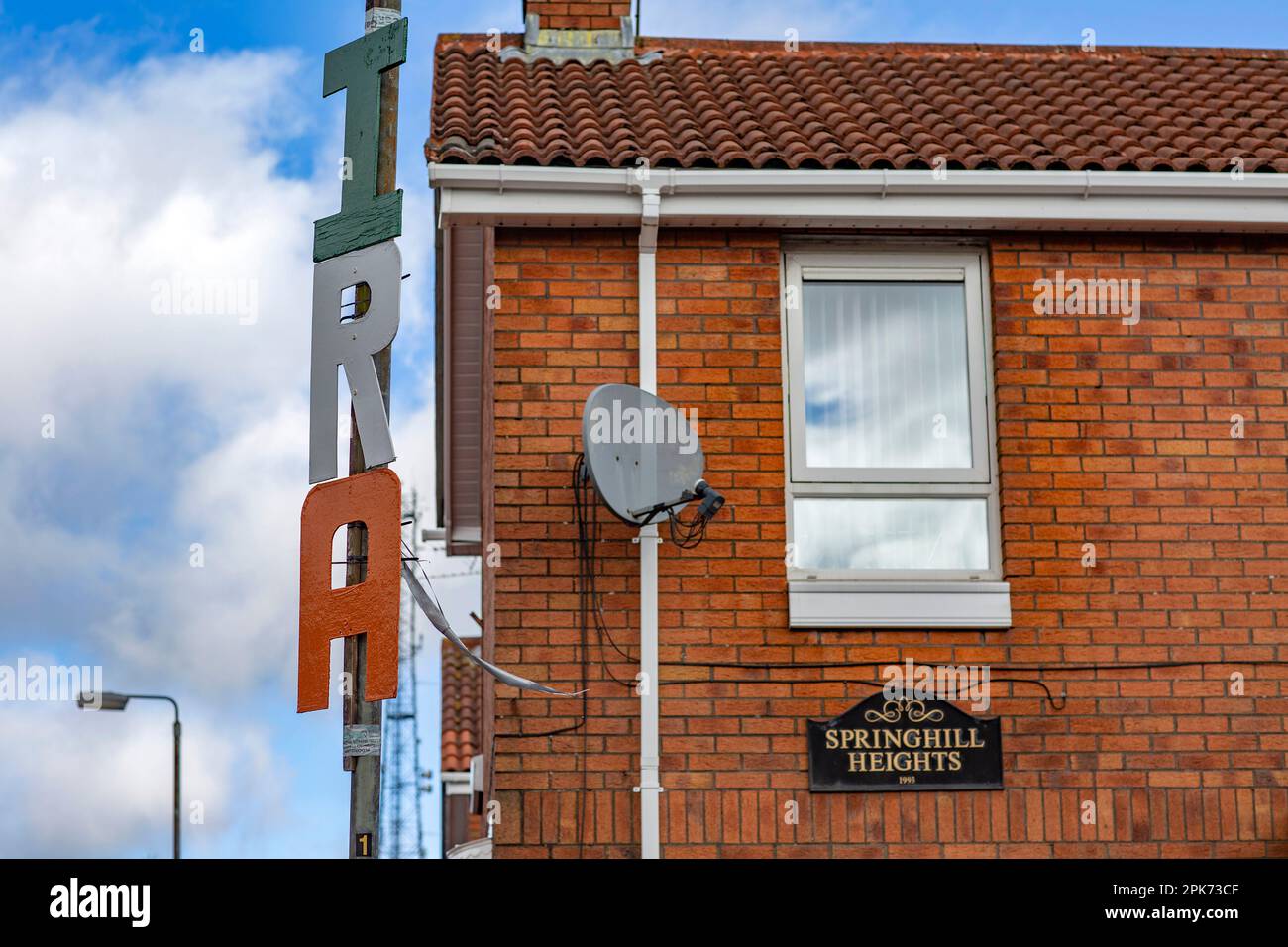 Buchstaben Rechtschreibung I.R.A. ist hoch auf einem Lampenpfahl in West Belfast , Nordirland , zu sehen . Stockfoto