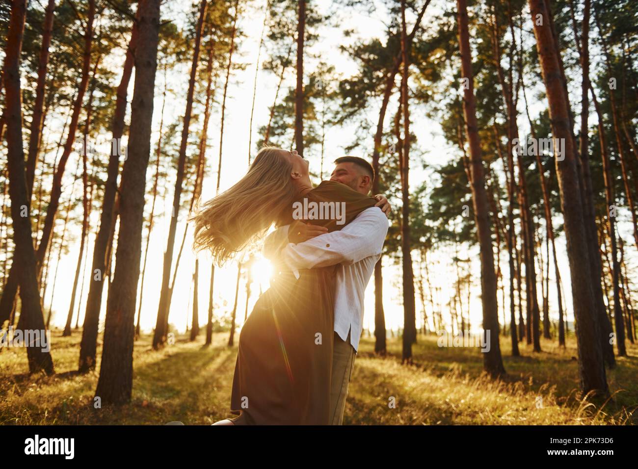 Wochenendzeit. Glückliches Paar ist tagsüber draußen im Wald Stockfoto
