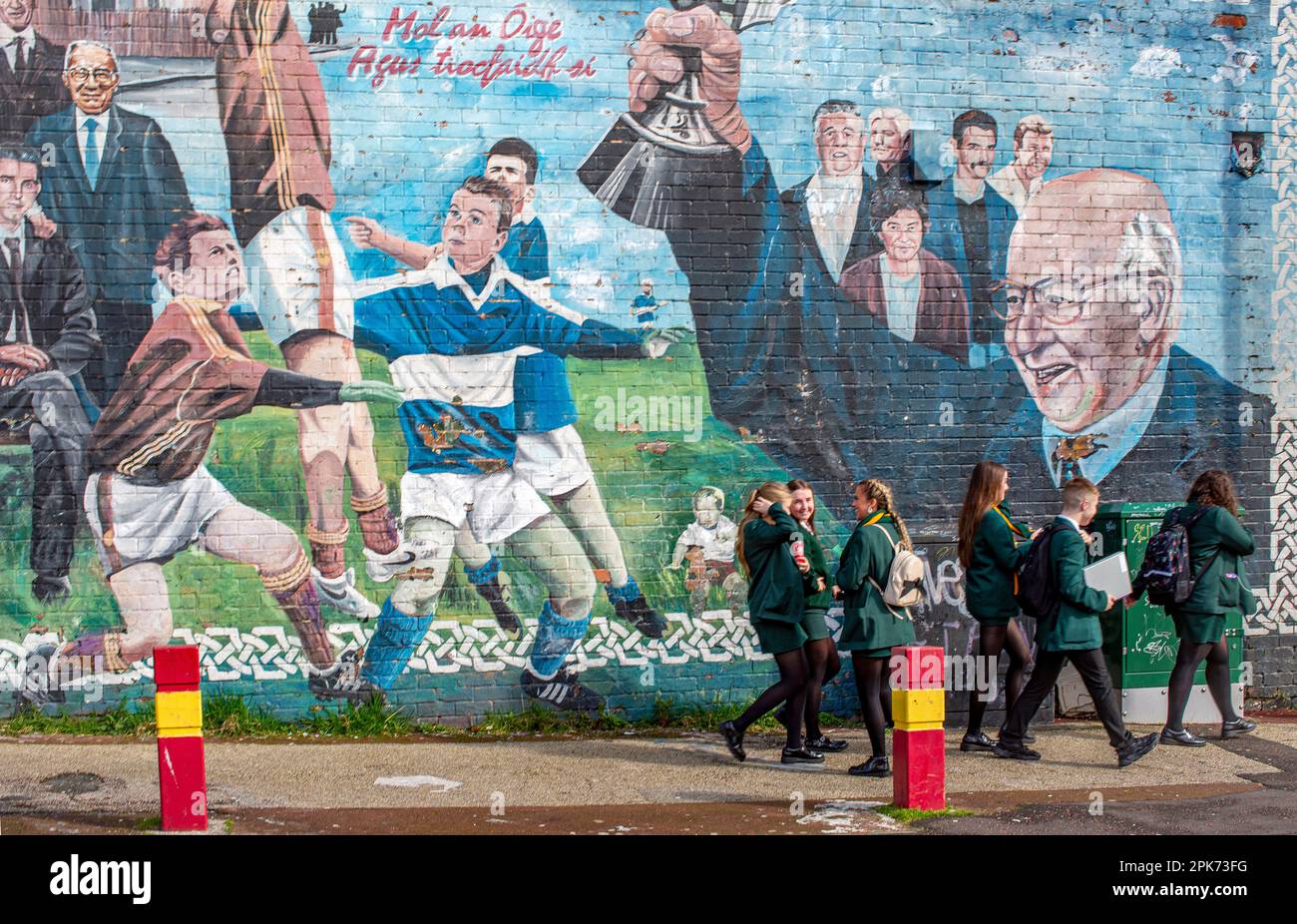 Sekundarschülerinnen und Schüler, die in West Belfast, County Antrim, Nordirland, Großbritannien zur Schule gehen Stockfoto