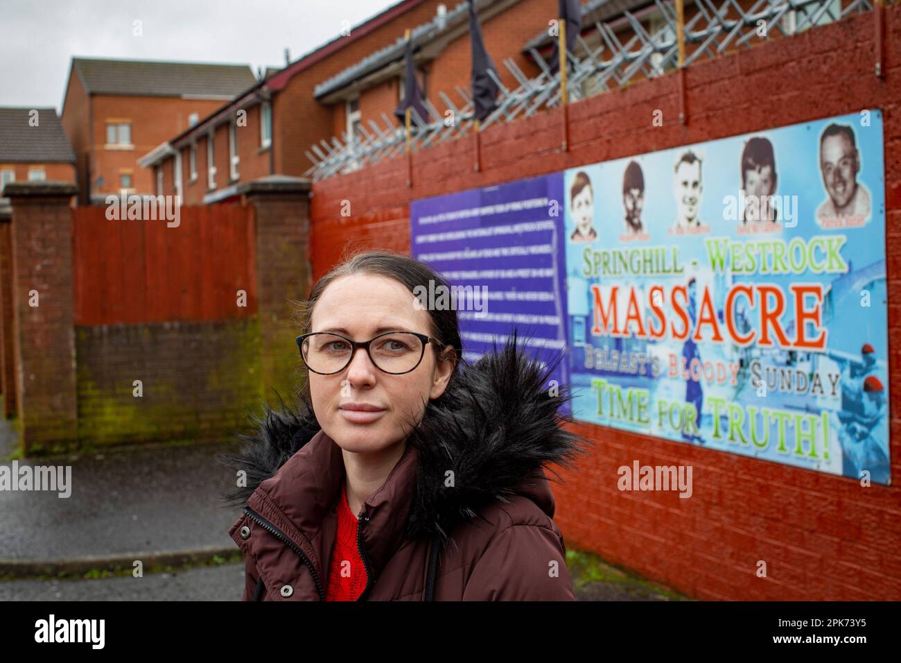 Natasha Butler Enkelin von Paddy Butler, der während der Springhill WestRock-Morde vor dem Wandgemälde getötet wurde. Stockfoto