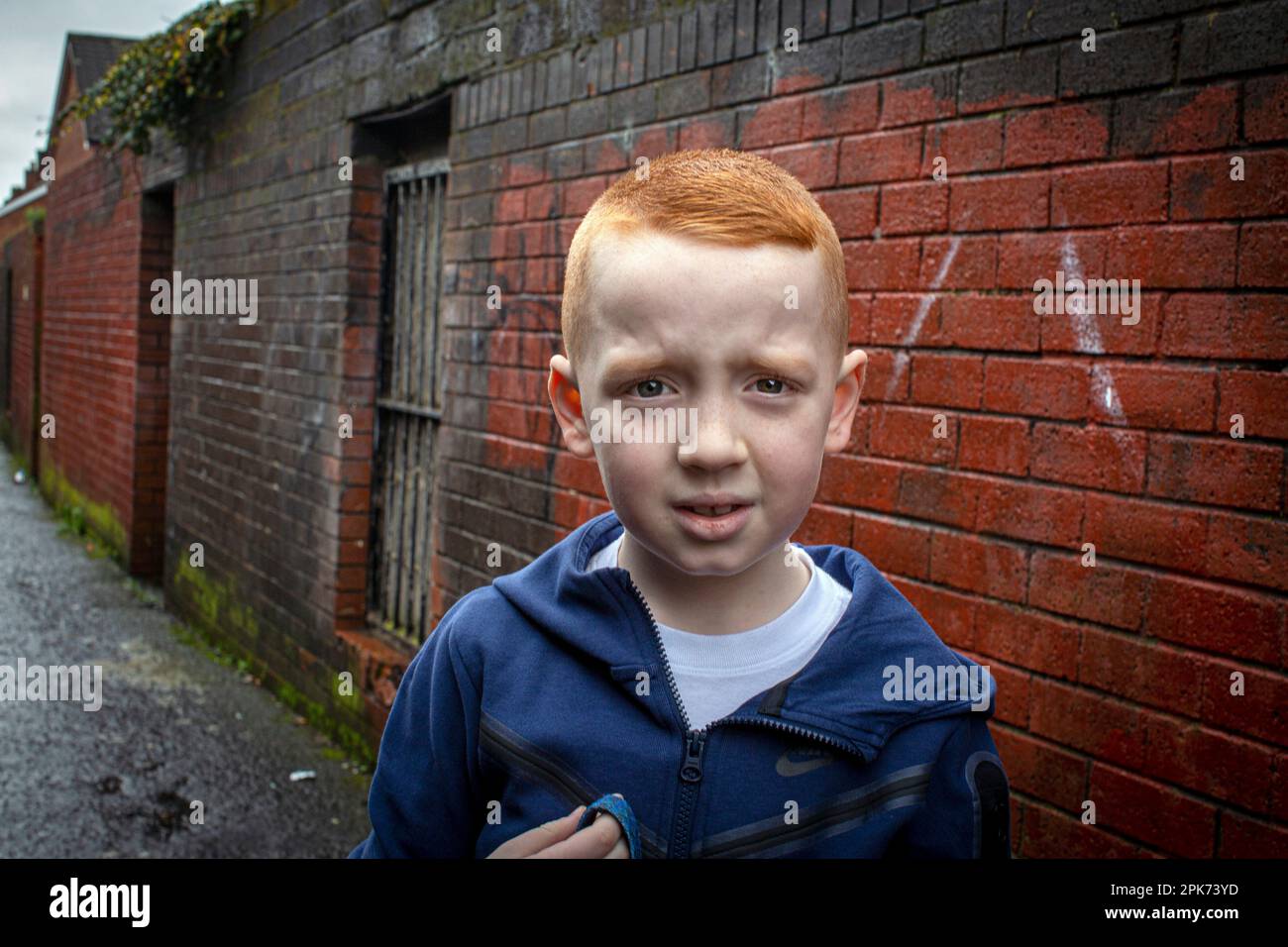 NORDIRLAND - Ein rothaariger Junge in West Belfast, Nordirland. Stockfoto