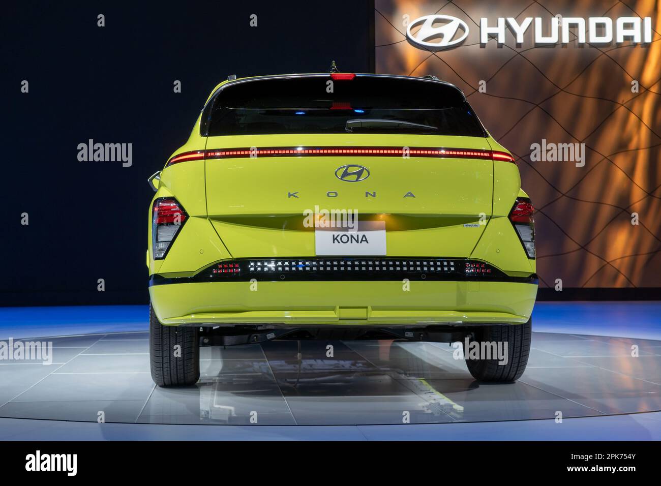 NEW YORK, NEW YORK - 05. APRIL: Vorstellung des neuen elektrischen 2024 Hyundai Kona auf der International Auto Show Pressevorschau im Jacob Javits Convention Center am 5. April 2023 in New York City. Stockfoto