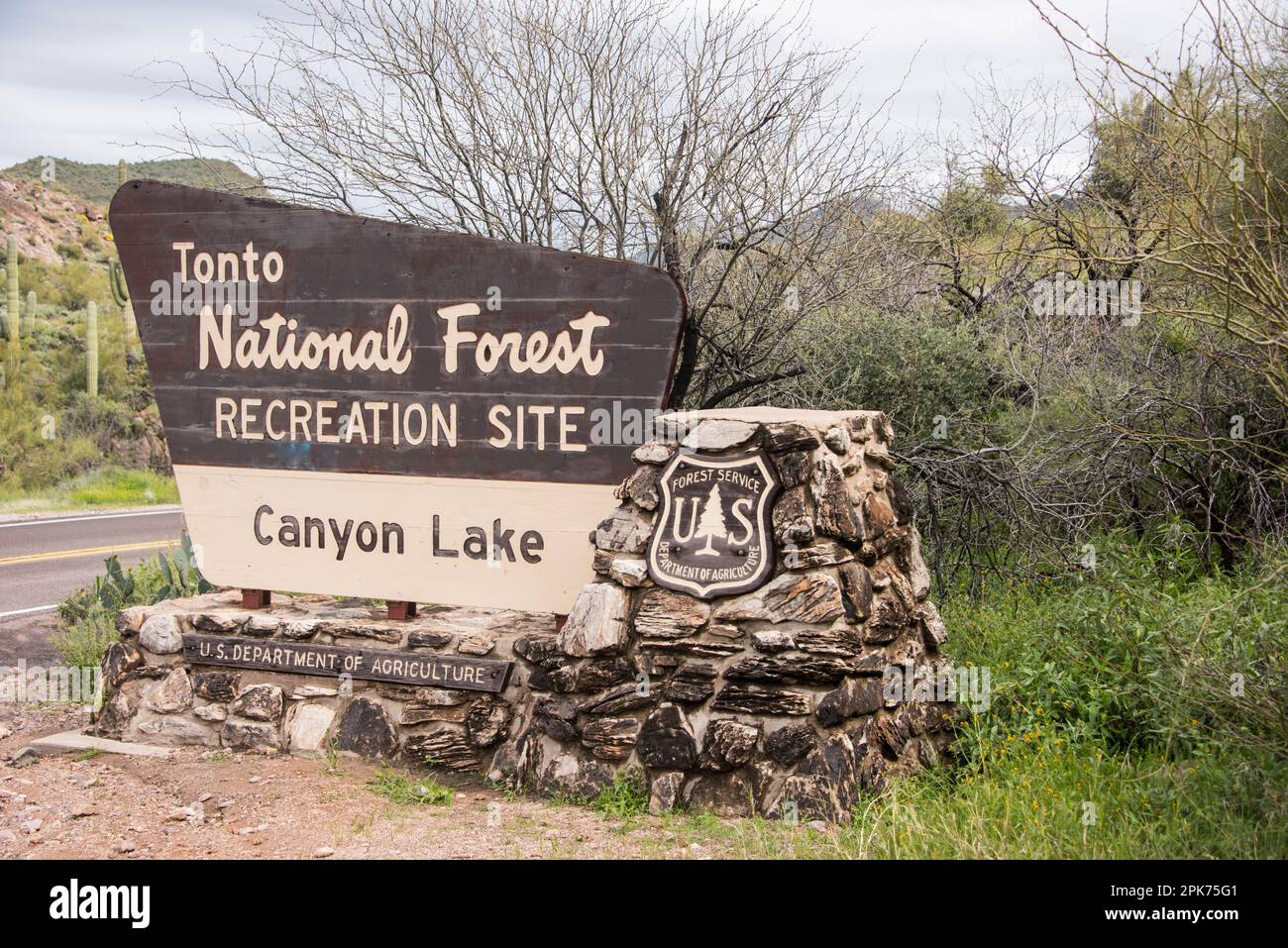 Eingangsschild zur Canyon Lake Recreation Site, Tonto National Forest, Apache Trail, Apache Junction, Mesa, Arizona, USA Stockfoto