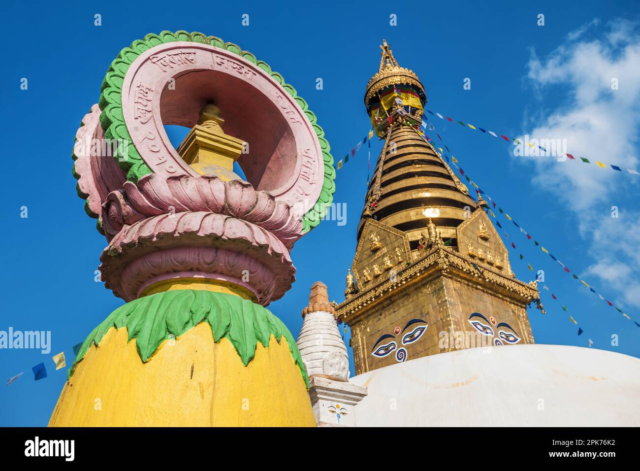 Die weiße Kuppel und der Turm von Swayambhunath Stupa, Kathmandu, Nepal Stockfoto