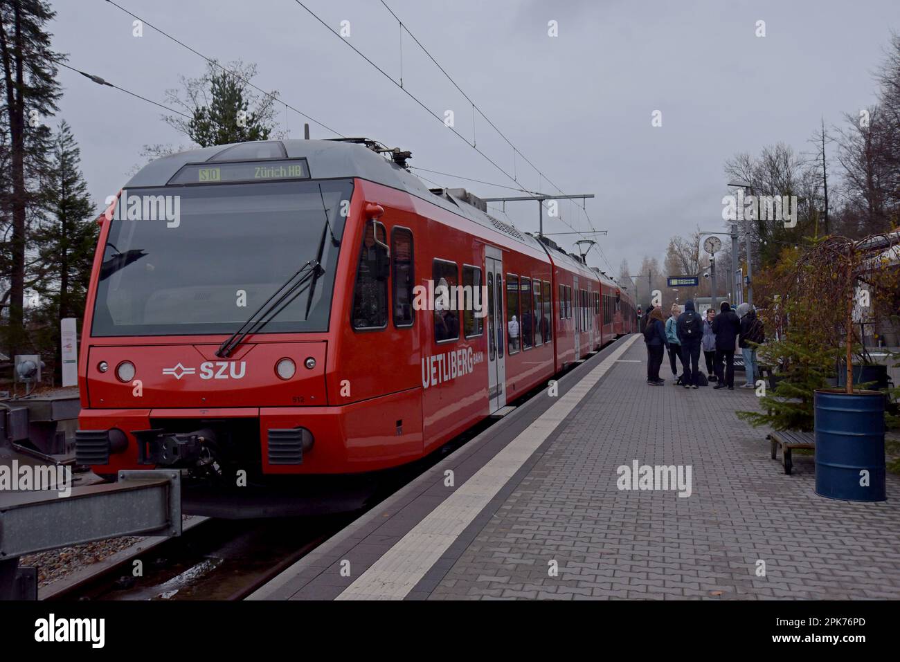 Der Zug der Linie Uetliberg S10 am Gipfelbahnhof der Uetlibergbahn, Zürich, Schweiz Stockfoto
