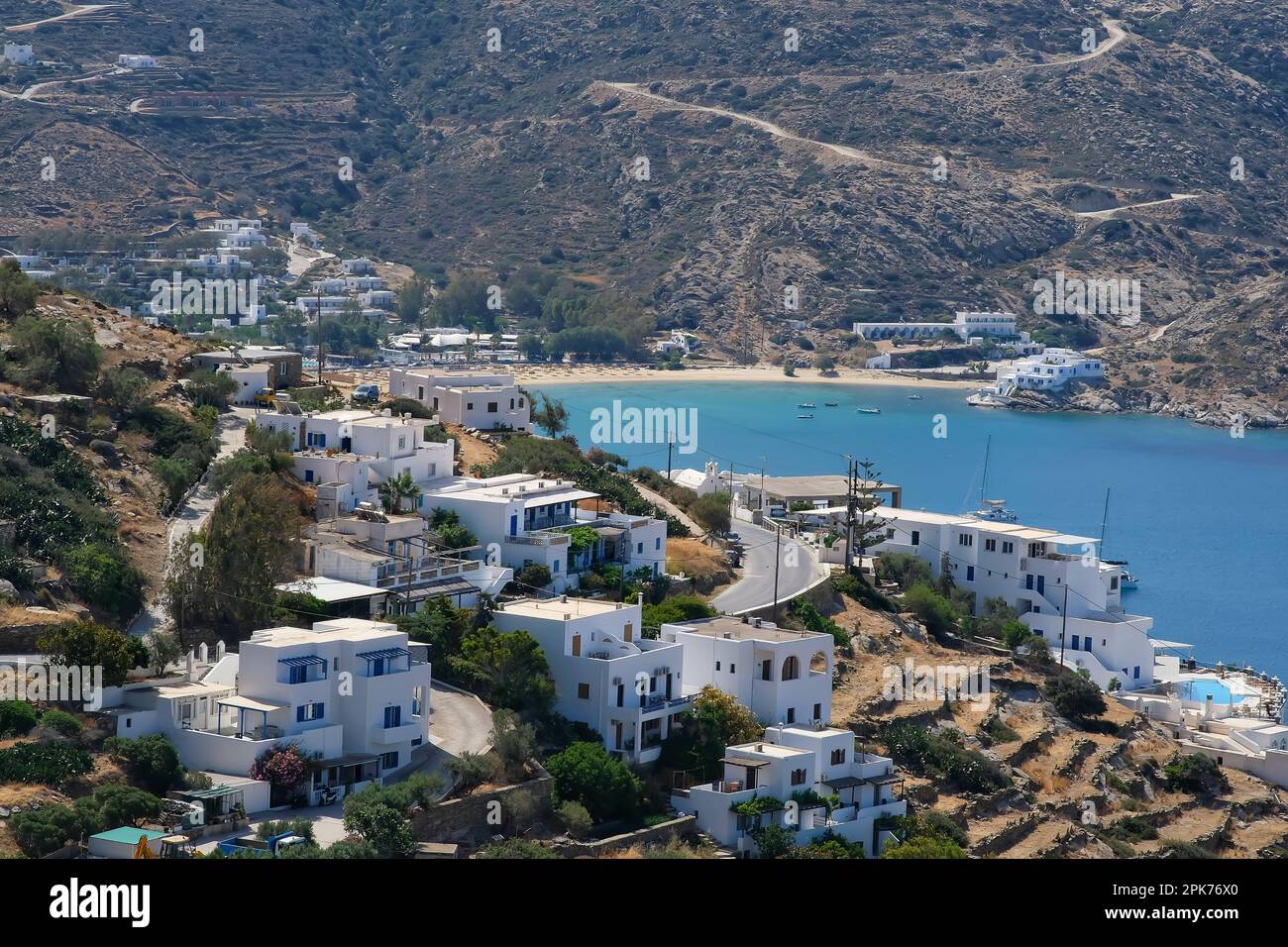 IOS, Griechenland - 26. Mai 2021 : Blick auf weiß getünchte Hotels und eine Straße zum berühmten Mylopotas Strand in iOS Greece Stockfoto