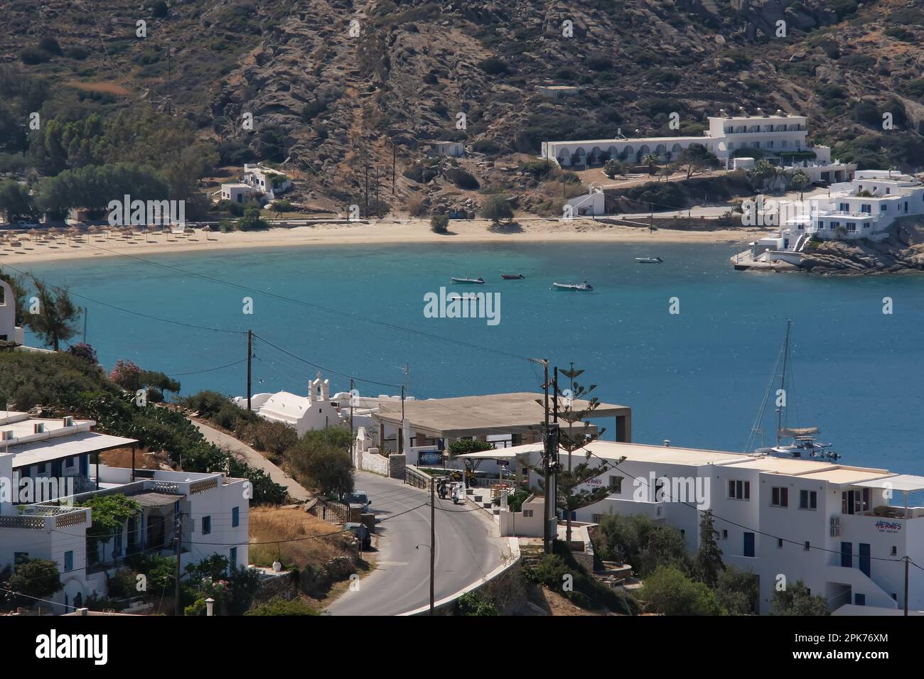 IOS, Griechenland - 26. Mai 2021 : Blick auf weiß getünchte Hotels und eine Straße zum berühmten Mylopotas Strand in iOS Greece Stockfoto