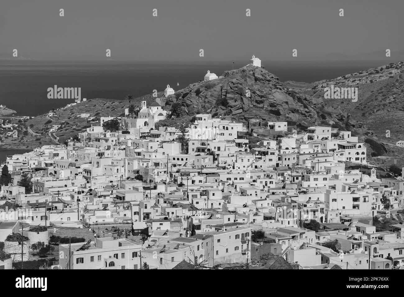 Panoramablick auf die malerische und weiß getünchte Insel iOS Greece in Schwarz und Weiß Stockfoto