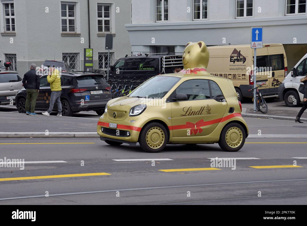 Der goldfarbene Lindt-Bär-Teddybär Smart auf den Straßen von Zürich, Schweiz, November 2022 Stockfoto