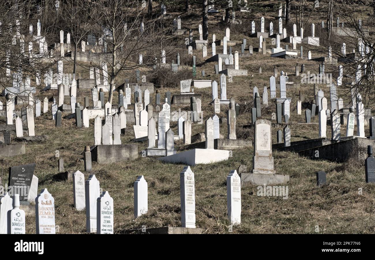 Višegrad, Bosnien und Herzegowina – Februar 2023: Muslimischer Friedhof Straziste Stockfoto