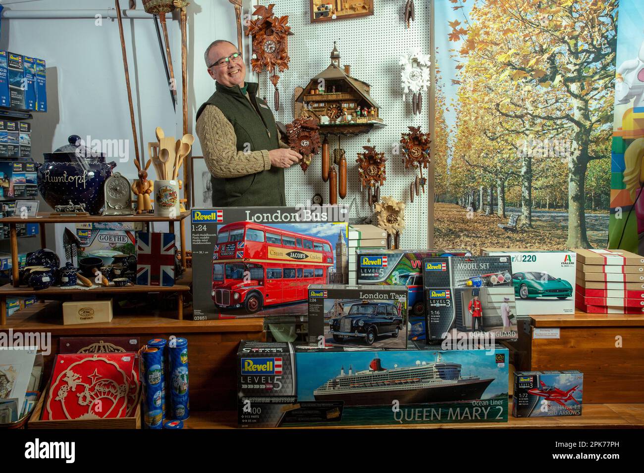 Malcolm Crowson der Ex-Butler von King Charles in seinem Crowson Spiel & Souvenir Shop in Eisenach, Thüringen, Deutschland, Europa . Stockfoto