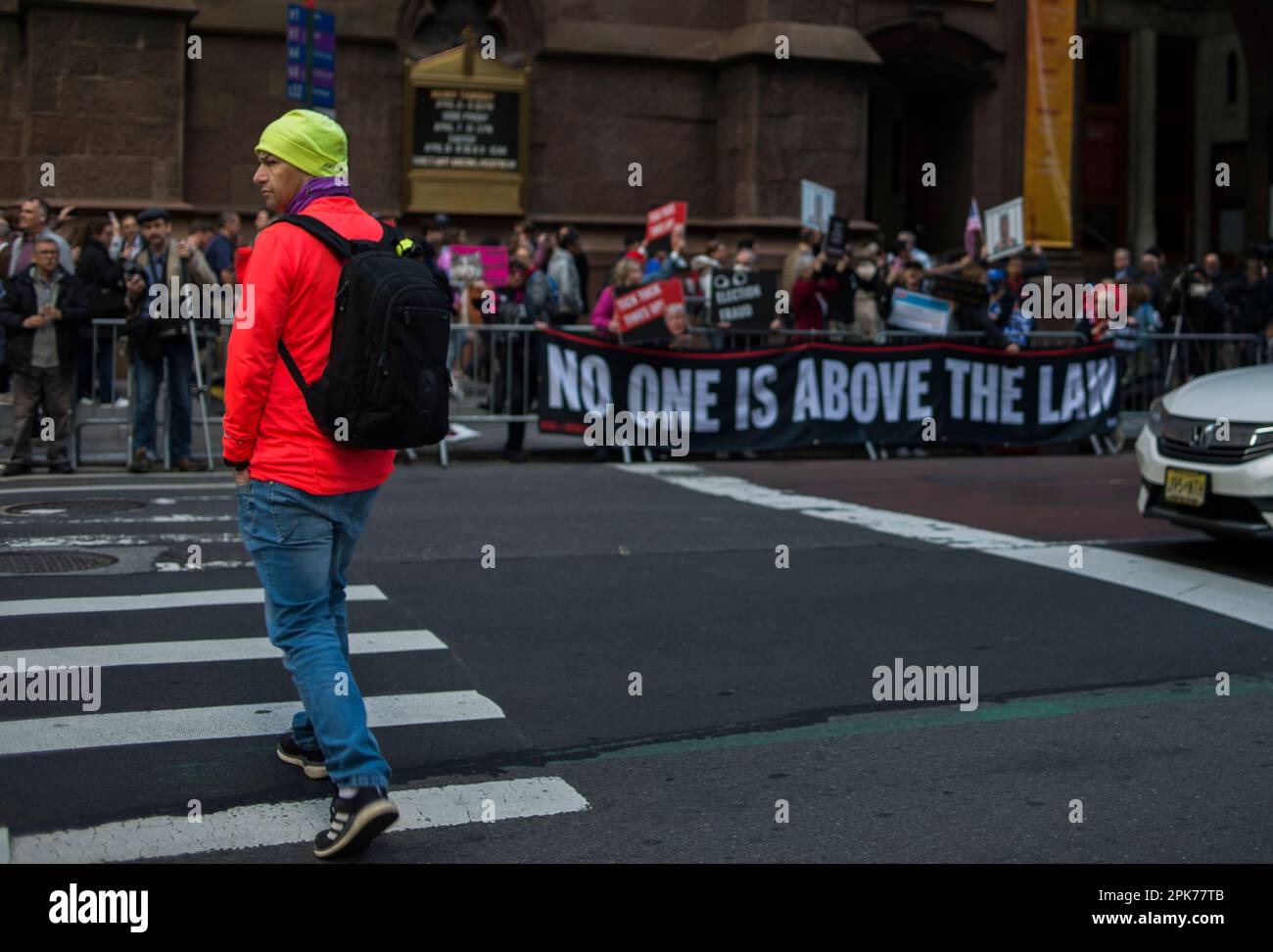 Anti-Trump-Demonstration auf der 5. Avenue, New York City. Während Fußgänger vorbeikommen, übertrumpft der Vormittag der Anklageerhebung. 04. April 2023 Stockfoto