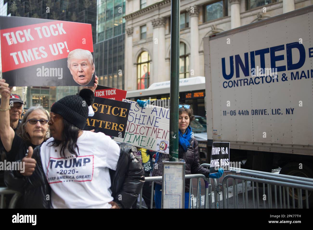 Sowohl der Anti- als auch der Pro-Präsident Trump protestieren am Morgen der Trump Anklage am 4. April 2023 entlang der 55. St und 5. Ave NYC. Stockfoto