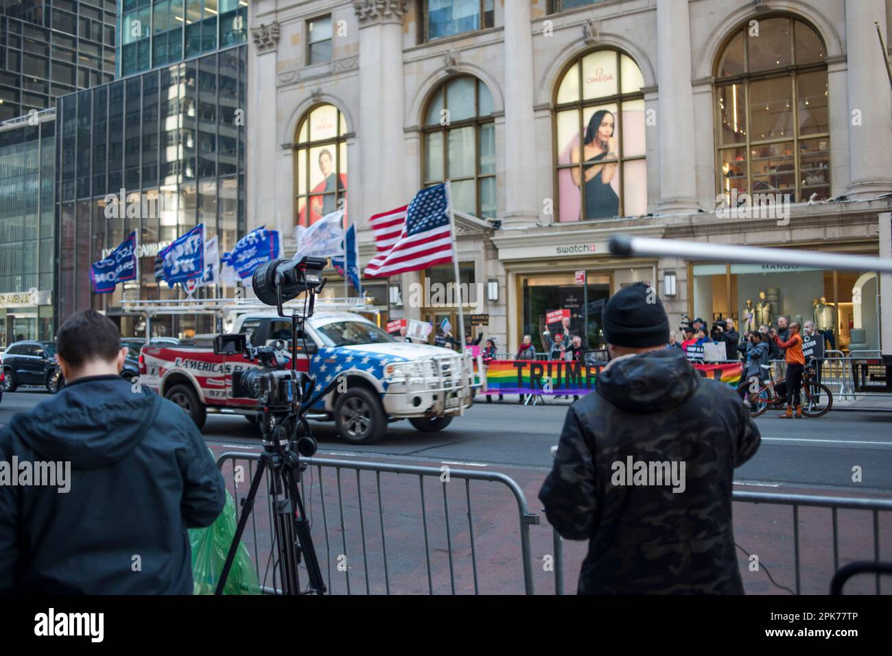 Pro-Trump-Unterstützer mit Flaggen-Drives passieren Anti-Trump-Demonstration auf der 5. Avenue, NYC. Anklageerhebung gegen Präsident Trump am 04. April 2023. Stockfoto