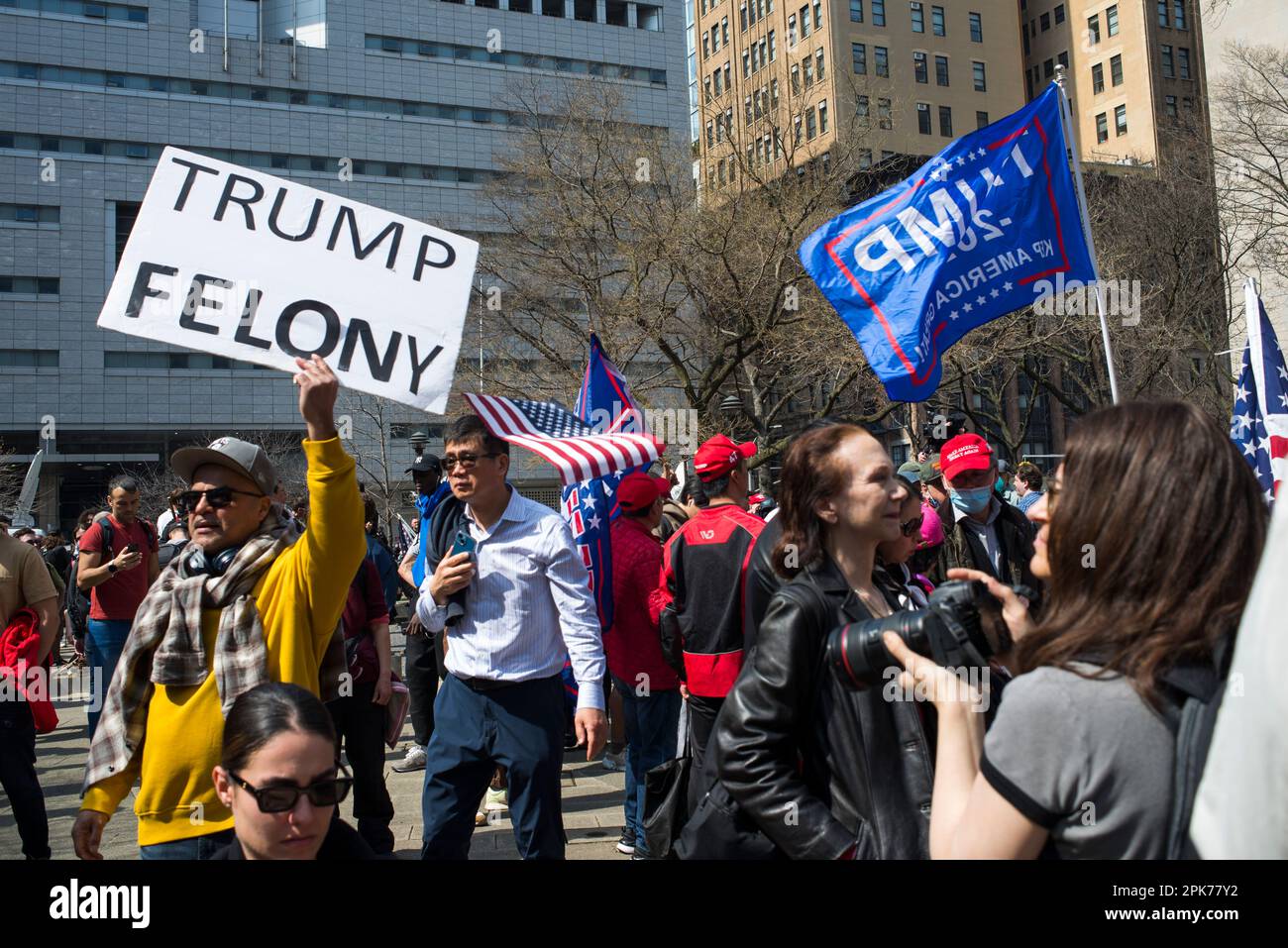 Demonstranten versammeln sich vor dem Manhattan Criminal Court NYC, um Präsident Trump während seiner historischen Anklageverlesung im April 4 2023 zu unterstützen und ihm entgegenzutreten. Stockfoto
