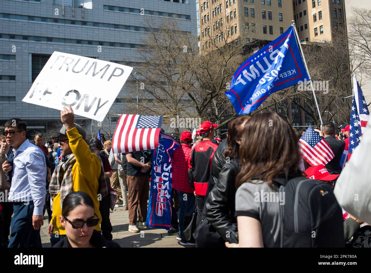 Demonstranten versammeln sich vor dem Manhattan Criminal Court NYC, um Präsident Trump während seiner historischen Anklageverlesung im April 4 2023 zu unterstützen und ihm entgegenzutreten. Stockfoto