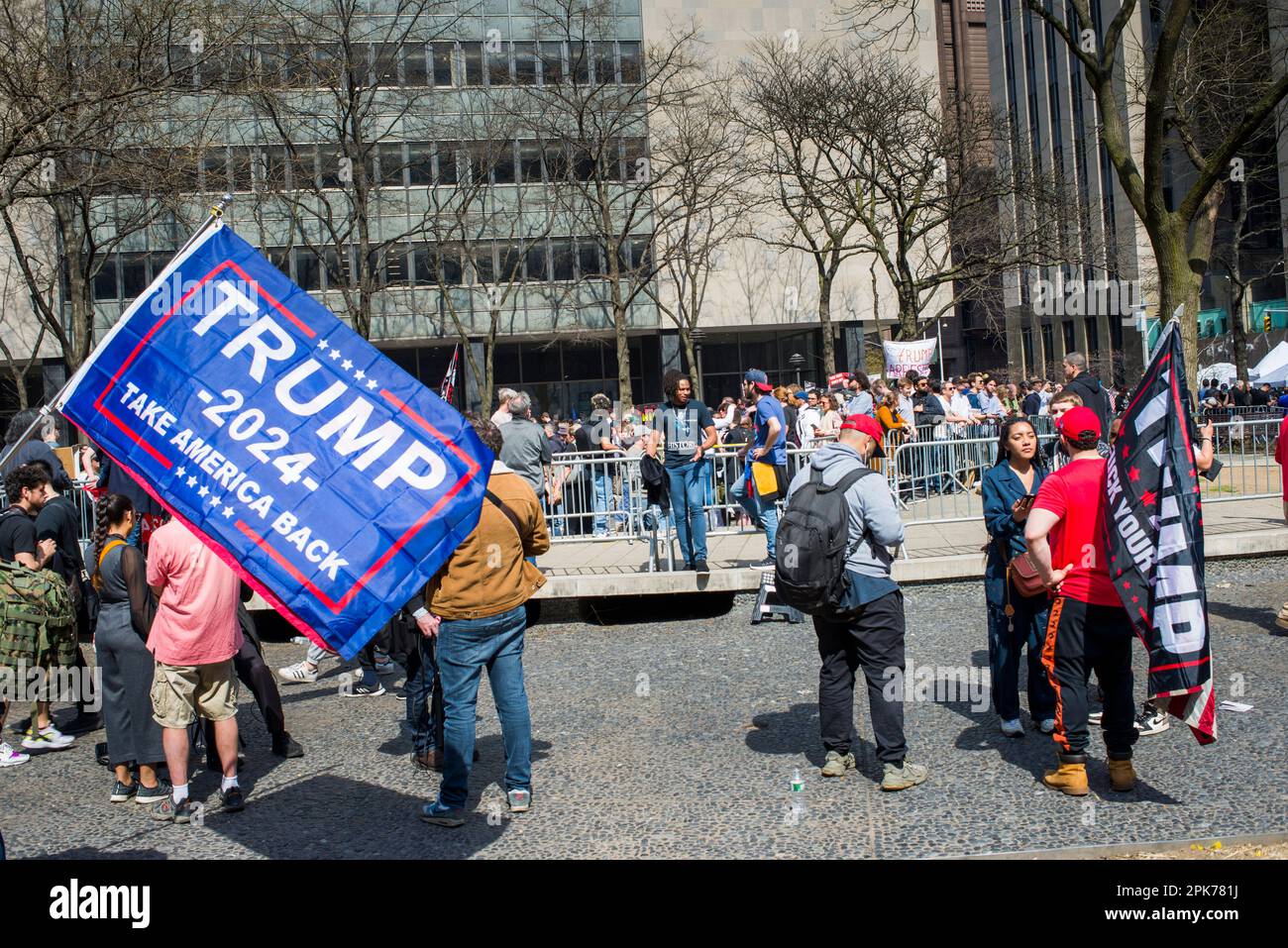 Demonstranten versammeln sich vor dem Manhattan Criminal Court NYC, um Präsident Trump während seiner historischen Anklageverlesung am 4. April 2023 zu unterstützen und ihm entgegenzutreten. Stockfoto