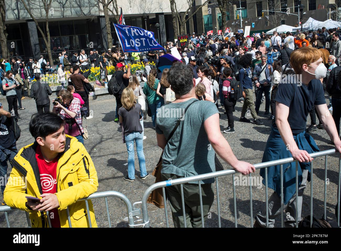 Anti-Trump-Studenten im College-Alter demonstrieren am 04. April 2023 im Collect Pond Park in der Nähe des Manhattan Criminal Court die gegenüberliegende Seite von Trump-Anhängern. Stockfoto