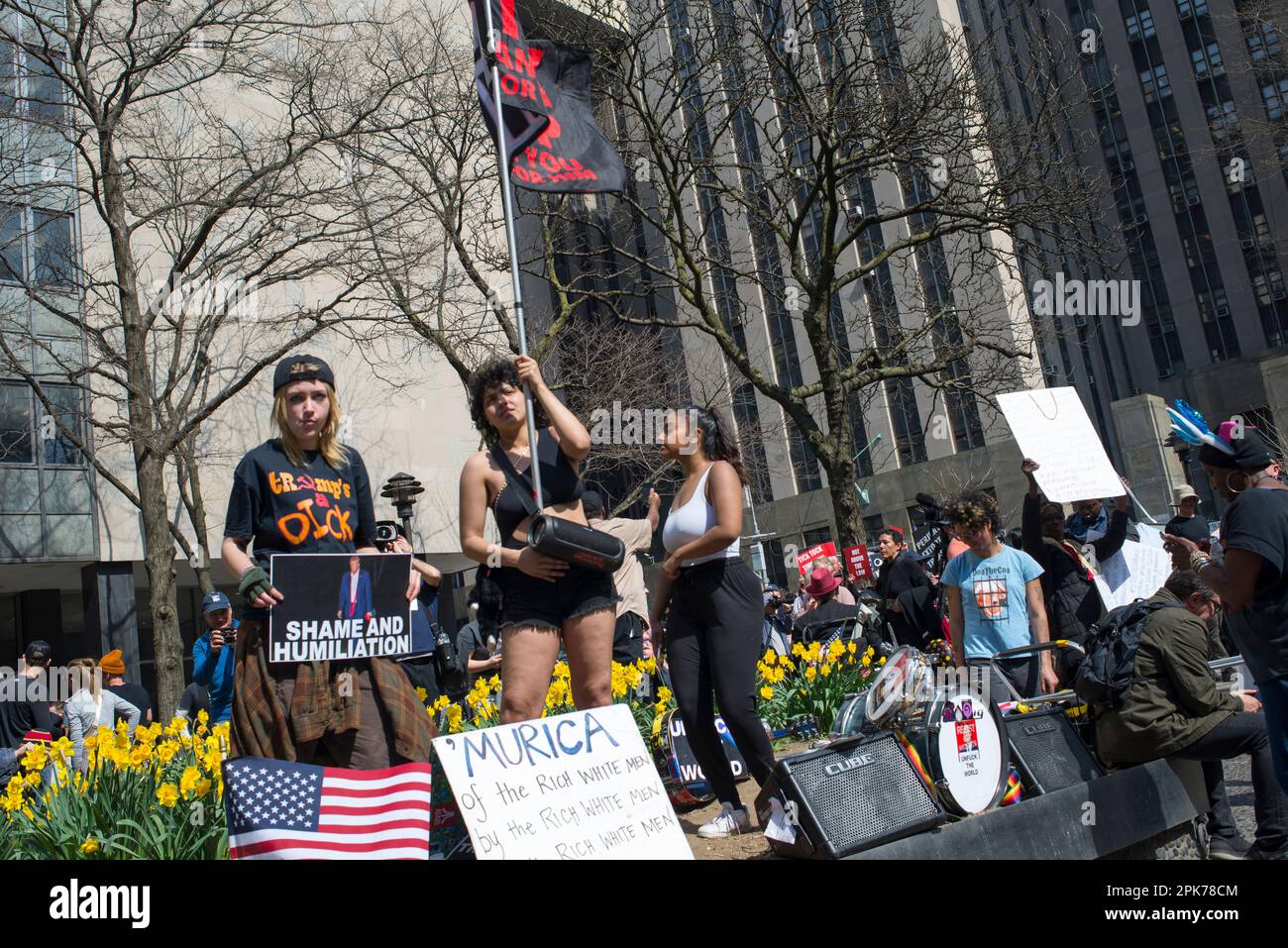 Anti-Trump-Studenten im College-Alter demonstrieren am 04. April 2023 im Collect Pond Park in der Nähe des Manhattan Criminal Court die gegenüberliegende Seite von Trump-Anhängern. Stockfoto