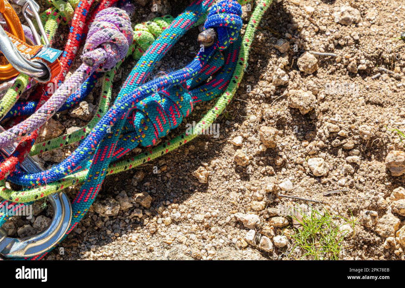 Nahaufnahme der Kletterausrüstung. Ausrüstung zum Verlegen von Karabinern, Schlaufen und Seilen auf dem Boden Stockfoto