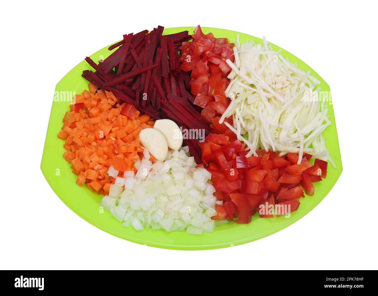 Rohes Gemüse wird geschnitten, um ukrainischen Borschtsch zu kochen. Isoliert auf weiß Stockfoto