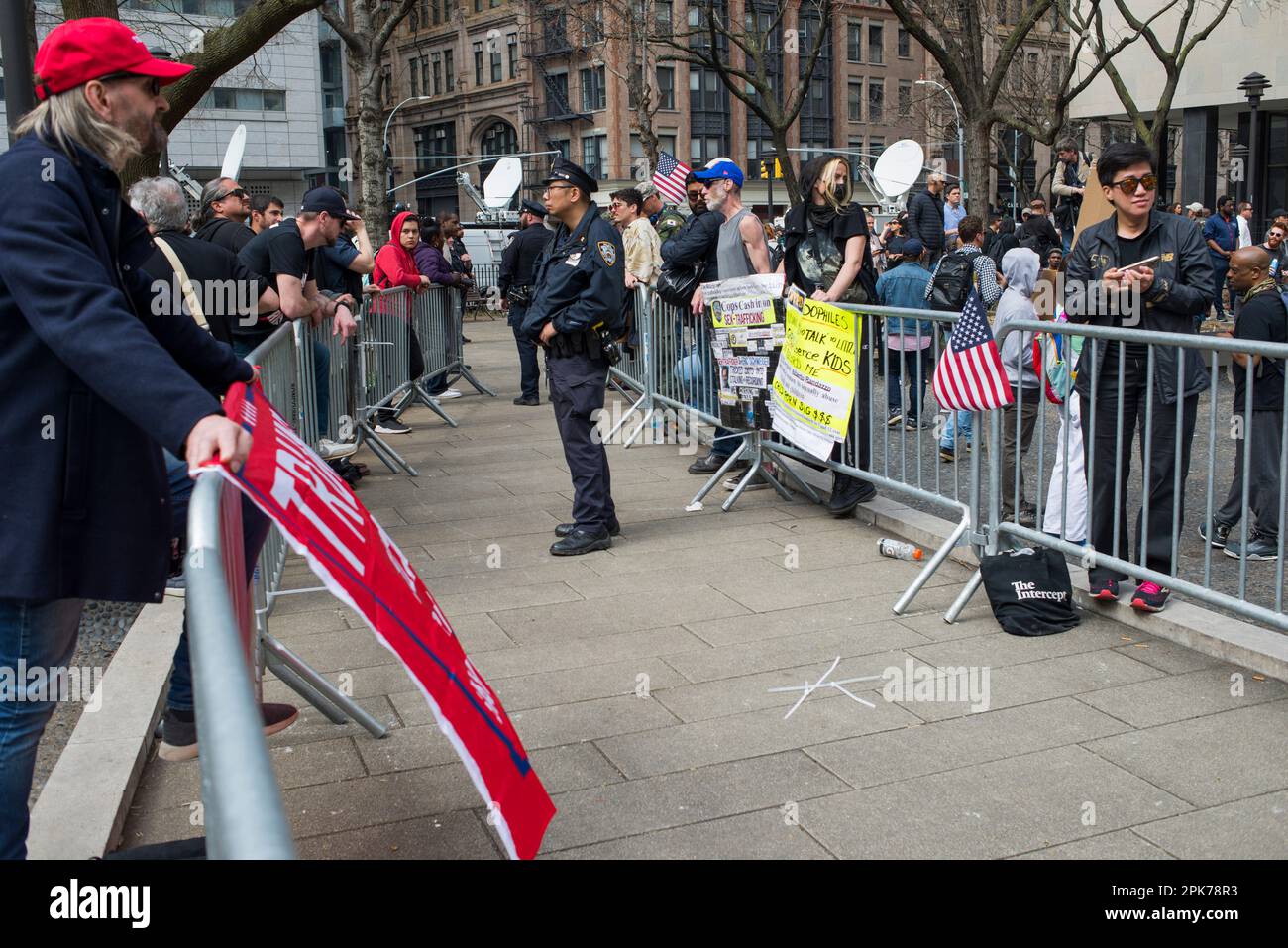 Demonstranten versammeln sich vor dem Manhattan Criminal Court NYC, um Präsident Trump während seiner historischen Anklageverlesung am 4. April 2023 zu unterstützen und ihm entgegenzutreten. Stockfoto