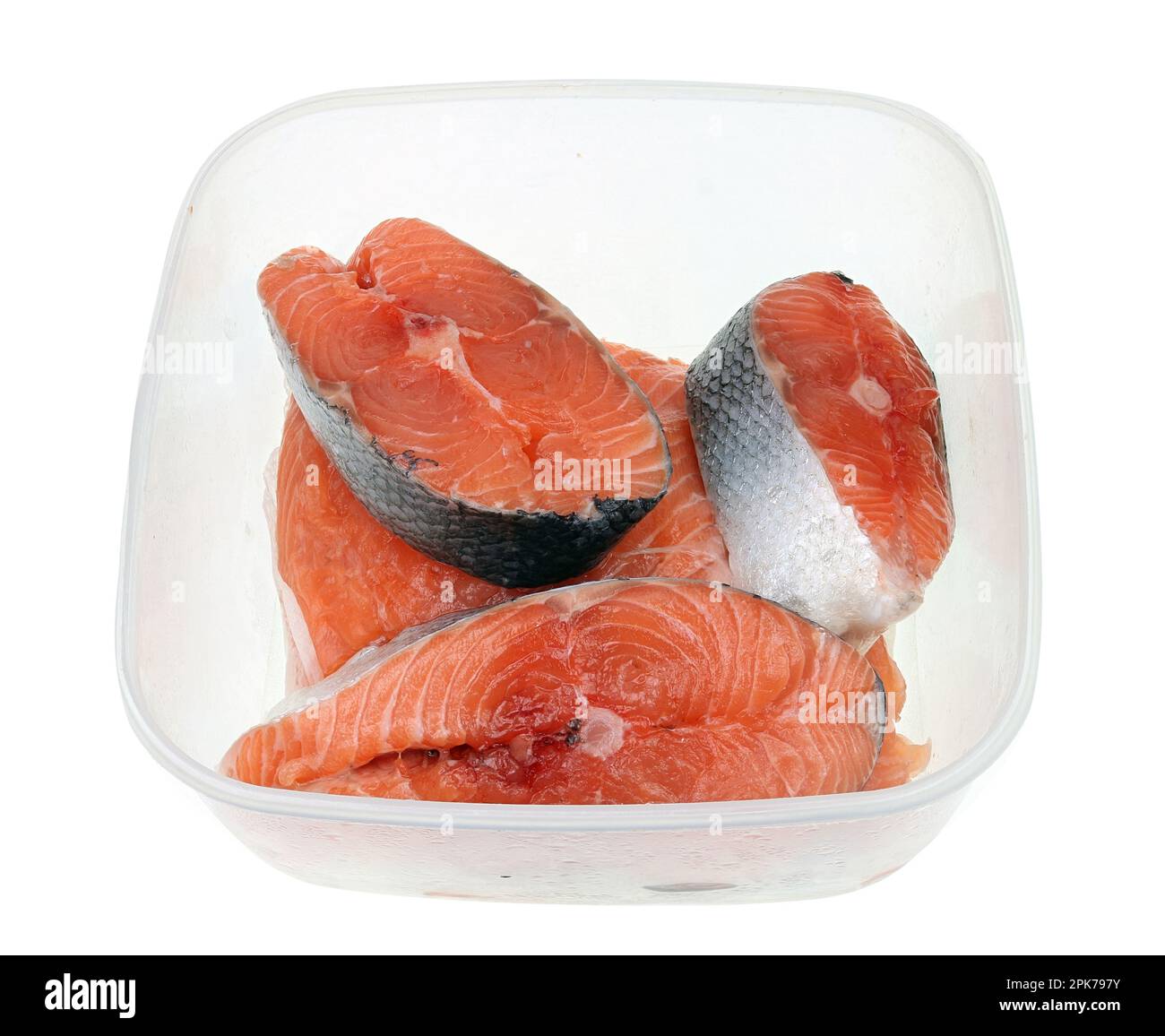 Rohe Lachssteaks in einer Plastikbox. Isoliert Stockfoto