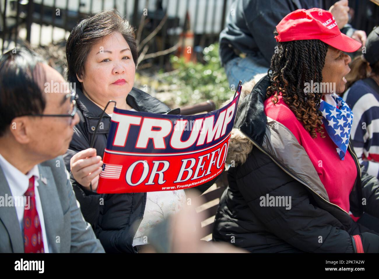 Pro-Trump-Unterstützer treffen sich vor dem Manhattan Criminal Court House, New York City, am Tag der Anklageerhebung am 04. April 2023. Stockfoto