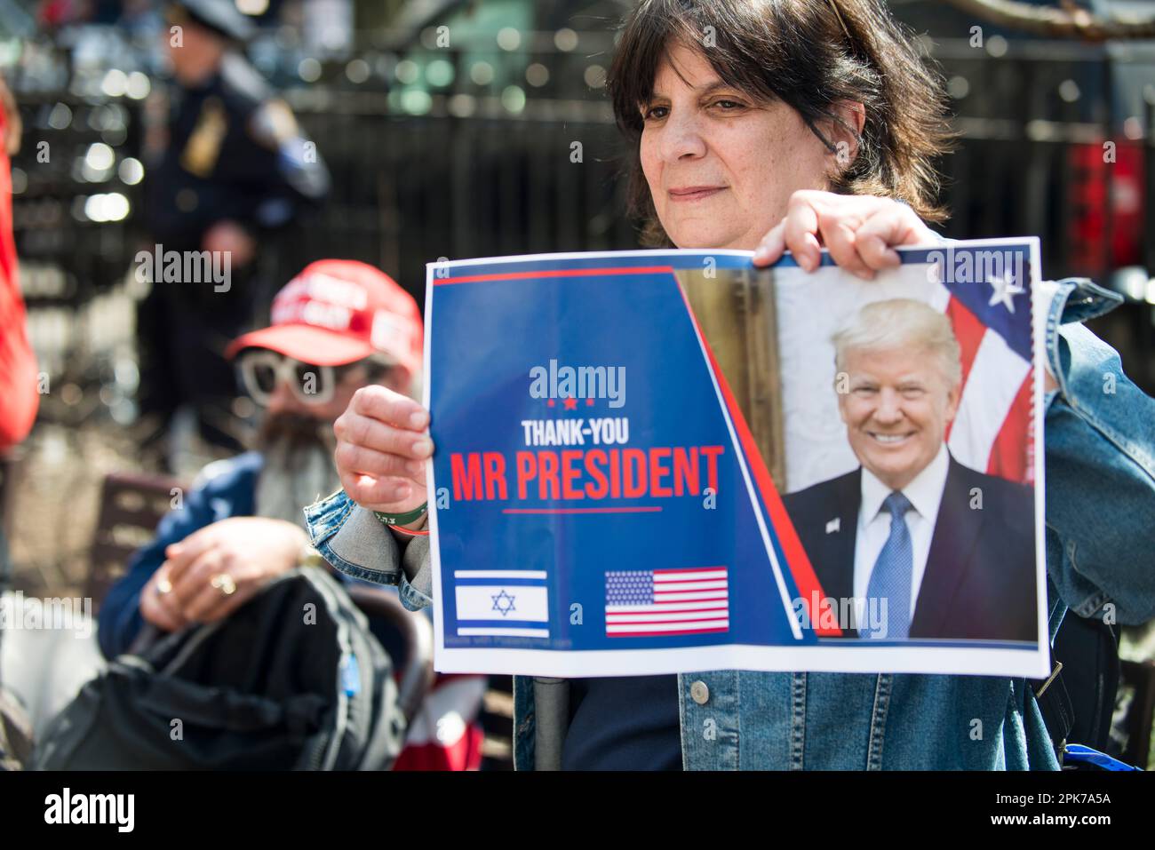Eine Unterstützerin zeigt ein Bild des ehemaligen Präsidenten Trump während seiner Anklageverlesung im Manhattan Criminal Court House, New York City. 04. April 2023 Stockfoto