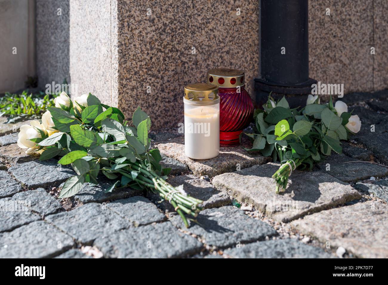 Wunsiedel, Deutschland. 06. April 2023. Blumen und Grablichter liegen auf dem Bürgersteig an der Straßenecke, die zum Kinder- und Jugendzentrum führt, wo ein zehnjähriges Mädchen tot aufgefunden wurde. Kredit: Daniel Vogl/dpa/Alamy Live News Stockfoto