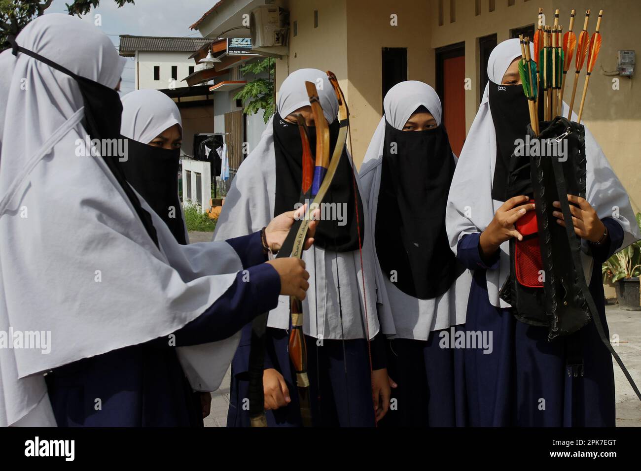 6. April 2023, Sleman, Sonderregion Yogyakarta, Indonesien: Schüler mit Hörbehinderungen üben Bogenschießen, um ihre körperlichen Fähigkeiten und Konzentration in der Darul Ashom Islamic Boarding School, Sleman, Sonderregion Yogyakarta zu trainieren. Das erste und immer noch einzige taube islamische Internat in Indonesien ist derzeit ein Studienort für 129 Taube Menschen mit Behinderungen. Darul Ashom Islamic Boarding School verwendet das Gelbe Buch als eines der wichtigsten Referenzbücher in der Verwaltung ihrer Ausbildung. Jeden Tag lasen und lernten die Schüler den Al-Quran als Teil ihrer Rout auswendig Stockfoto