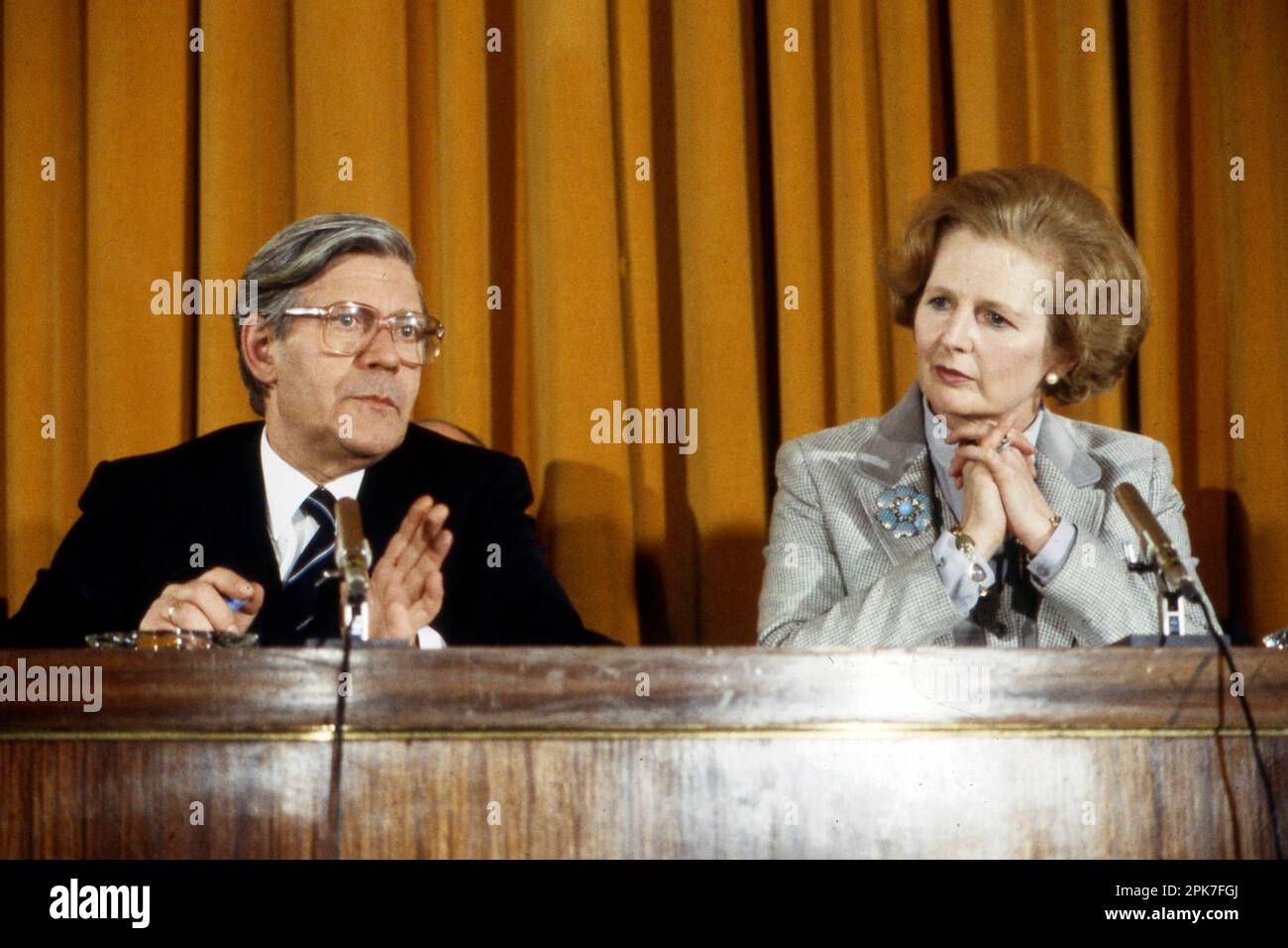 Bonn, Deutschland. 08. April 2013. ARCHIVFOTO: Margaret Thatcher starb vor 10 Jahren am 8. April 2013, Margaret Hilda Thatcher, Baroness Thatcher von Kesteven LG, OM, PC (geboren am 13. Oktober 1925 in Grantham, Lincolnshire, England) Ist ein ehemaliger britischer Politiker und war von 1979 bis 1990 Premierministerin des Vereinigten Königreichs und von 1975 bis 1990 Vorsitzende der Konservativen Partei, Portrait, hier mit Bundeskanzler Helmut SCHMIDT, SPD, undatiertes Foto, Ã Â Credit: dpa/Alamy Live News Stockfoto