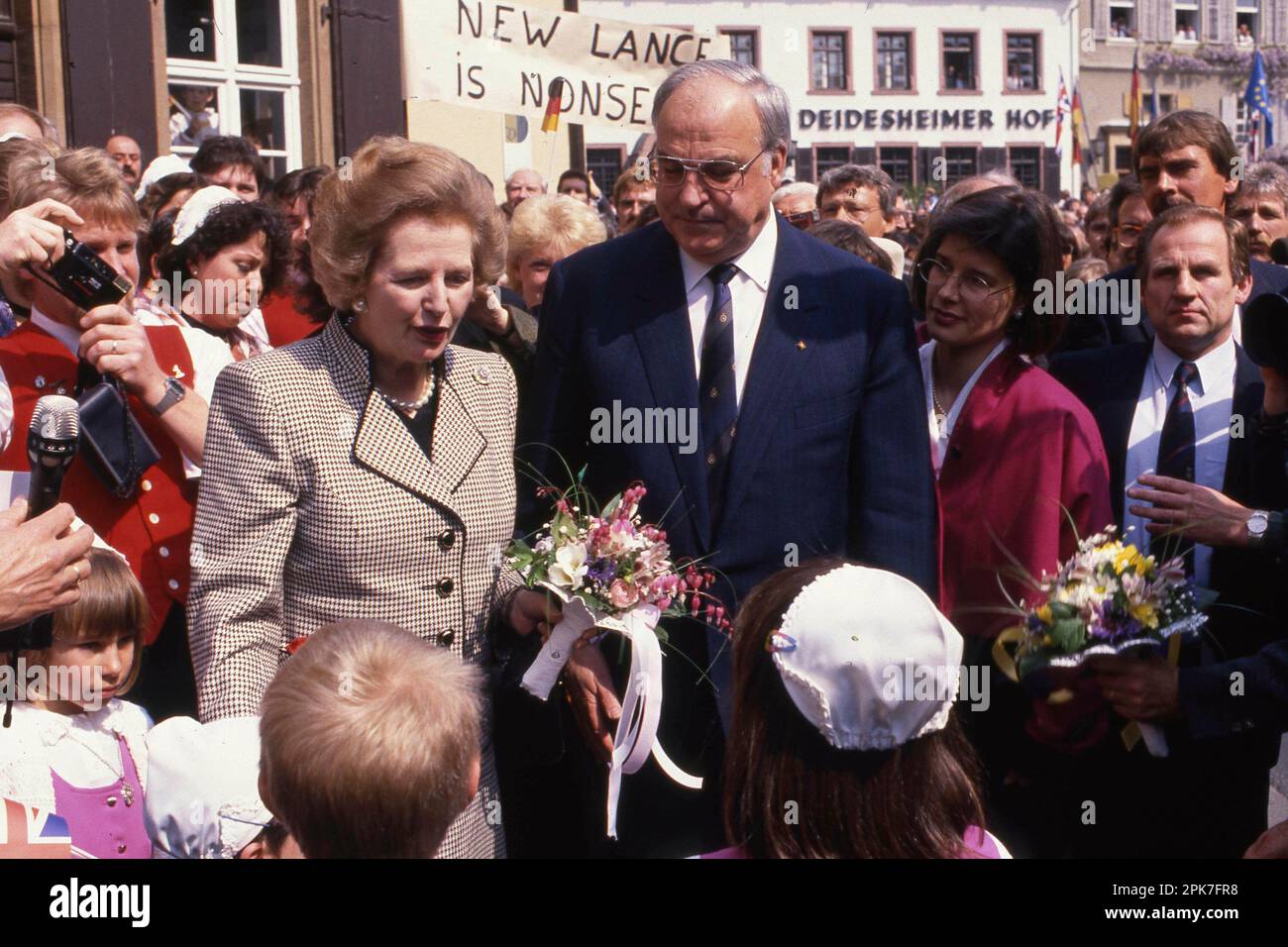 Bonn, Deutschland. 08. April 2013. ARCHIVFOTO: Margaret Thatcher starb vor 10 Jahren am 8. April 2013, Margaret Hilda Thatcher, Baroness Thatcher von Kesteven LG, OM, PC (geboren am 13. Oktober 1925 in Grantham, Lincolnshire, England) Ist ein ehemaliger britischer Politiker und war von 1979 bis 1990 Premierminister des Vereinigten Königreichs und von 1975 bis 1990 Vorsitzender der Konservativen Partei. Hier badet er in der Menge mit Kanzler Helmut KOHL, CDU, undatiertem Foto, Â¬Â Credit: dpa/Alamy Live News Stockfoto