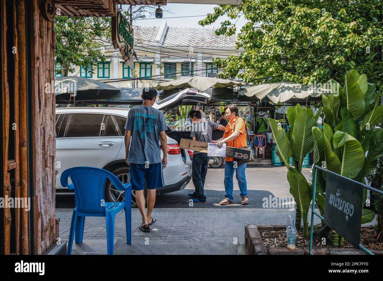 Bangkok, Thailand. 05. April 2023. Ein Mann hat gerade eine Waffe gekauft, in einem der Geschäfte an der Long Tha Road in Bangkok, der Besitzer des Establishments hilft ihm, sie zu seinem Auto zu transportieren. Thailand ist weithin bekannt als einladendes Reiseziel und auch ein Land, das mit leicht zugänglichen Feuerwaffen überschwemmt ist. Es verfügt über die höchste Anzahl an Waffen in zivilen Händen in Südostasien und die höchste Mordrate mit Waffen in Asien. Der Markt für graue und schwarze Waffen ist blühend. Kredit: SOPA Images Limited/Alamy Live News Stockfoto