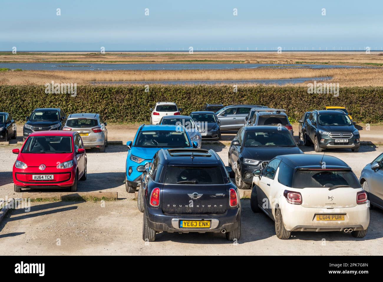 Ein überfüllter Parkplatz am Besucherzentrum vor dem Naturschutzgebiet Cley Marsh des Norfolk Wildlife Trust. Stockfoto