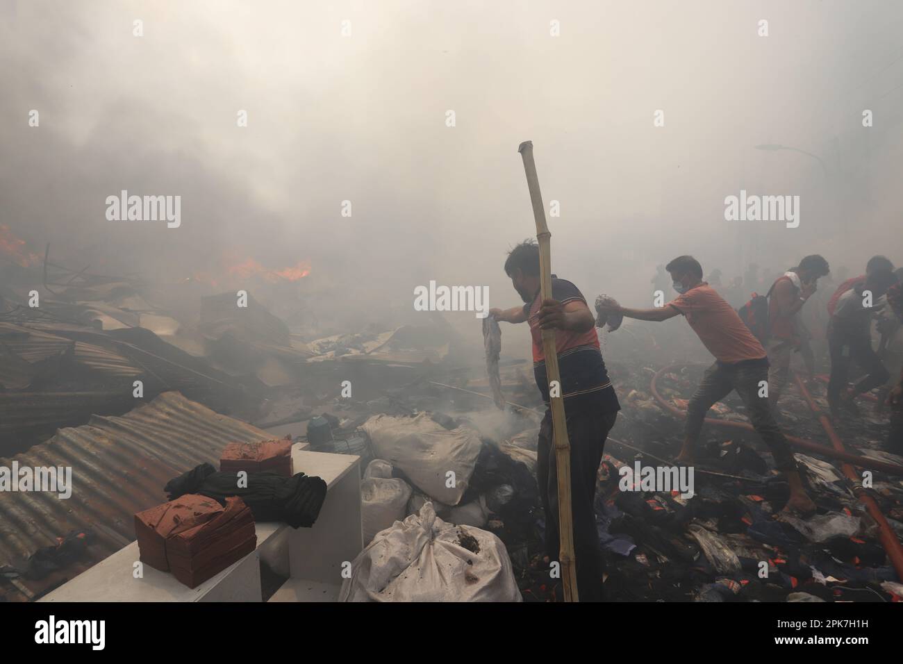 In Dhakas Bangabazar, einem der größten Bekleidungsmärkte des Landes, vor Eid-ul-Fitr, wurden die Geschäfte massiv ausgelöscht. Notfallpersonal Stockfoto