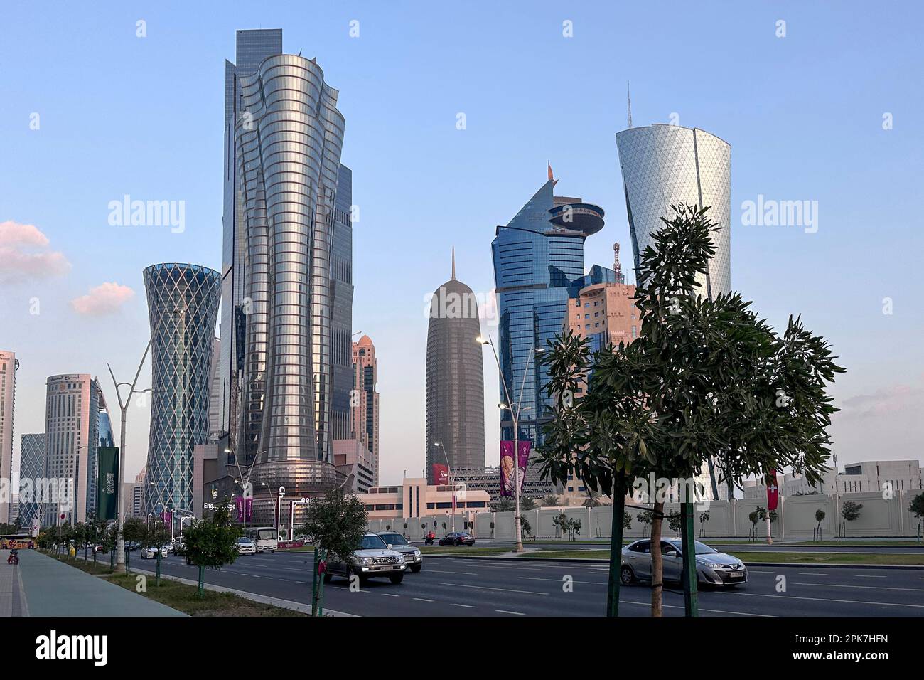 Die Panorama-Skyline von Doha, Katar bei Sonnenaufgang Stockfoto