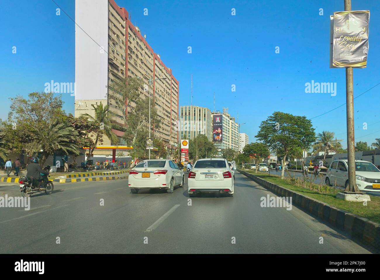 Karachi Shahra e Faisal Road. Karatschi-Straßen und Verkehr Stockfoto