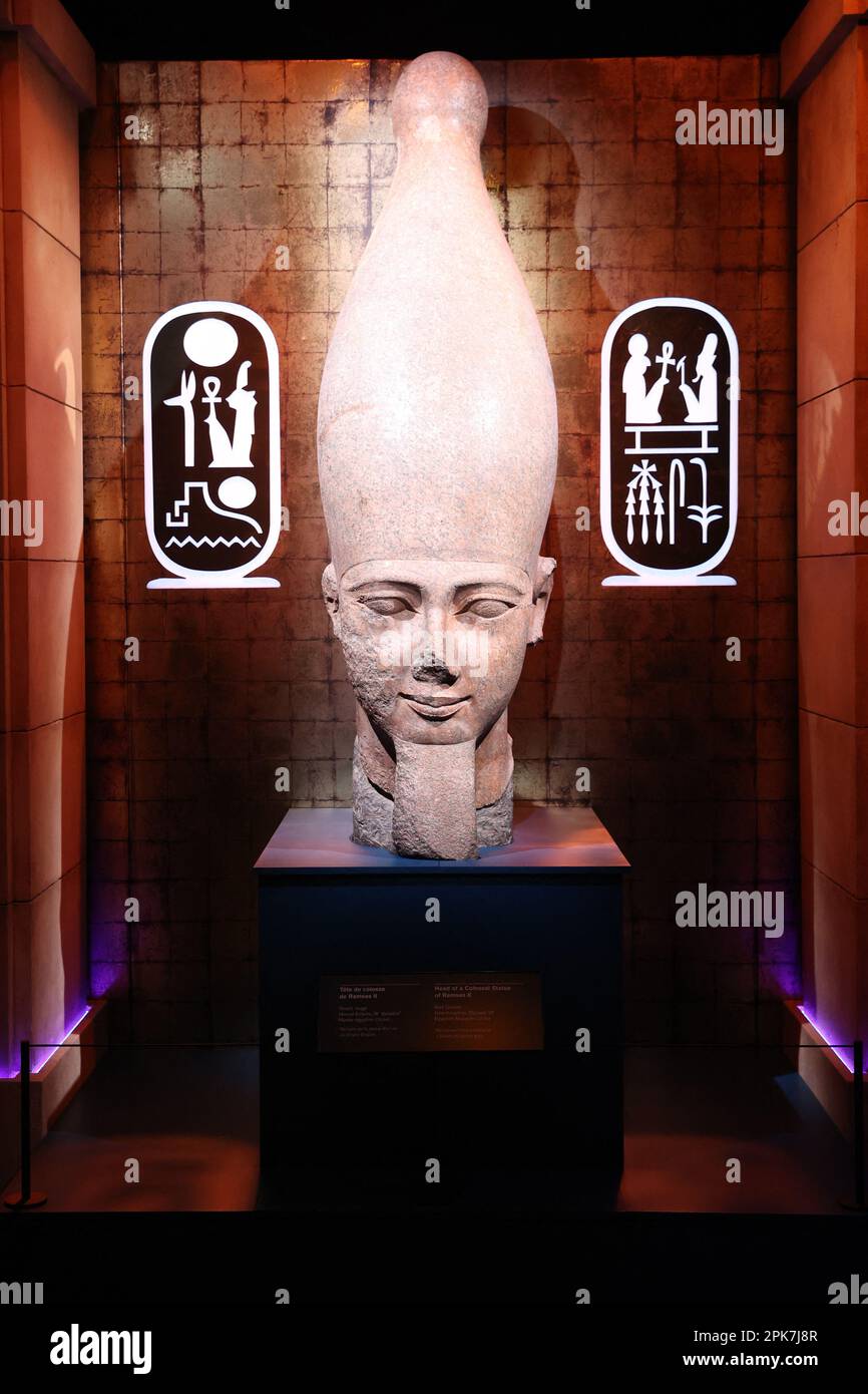 Paris, Frankreich, 6. April 2023, die Ausstellung „Ramses the Great and the Gold of the Pharaohs“ im Grande Halle de la Villette in Paris, Frankreich, wird am 6. April 2023 vom 7. April bis 6. September geöffnet. Es werden etwa 180 außergewöhnliche Werke gezeigt, darunter der berühmte Schatz von Tanis und die goldene Halskette von Psusenes I oder der Sarkophag von Pharao Ramses II Foto von Jerome Domine/ABACAPRESS.COM Kredit: Abaca Press/Alamy Live News Stockfoto