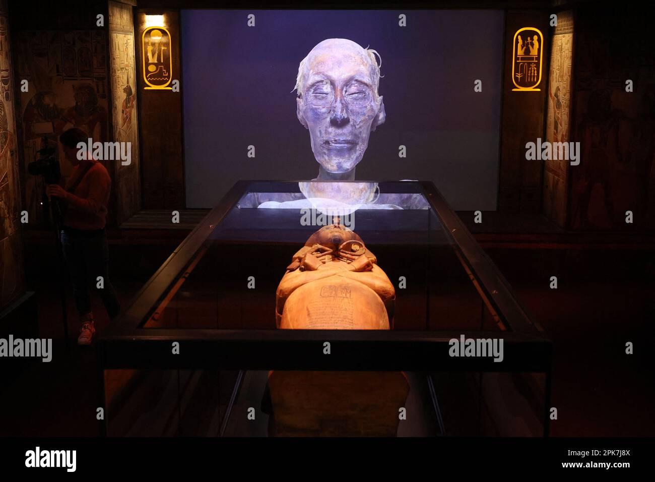 Paris, Frankreich, 6. April 2023, die Ausstellung „Ramses the Great and the Gold of the Pharaohs“ im Grande Halle de la Villette in Paris, Frankreich, wird am 6. April 2023 vom 7. April bis 6. September geöffnet. Es werden etwa 180 außergewöhnliche Werke gezeigt, darunter der berühmte Schatz von Tanis und die goldene Halskette von Psusenes I oder der Sarkophag von Pharao Ramses II Foto von Jerome Domine/ABACAPRESS.COM Kredit: Abaca Press/Alamy Live News Stockfoto