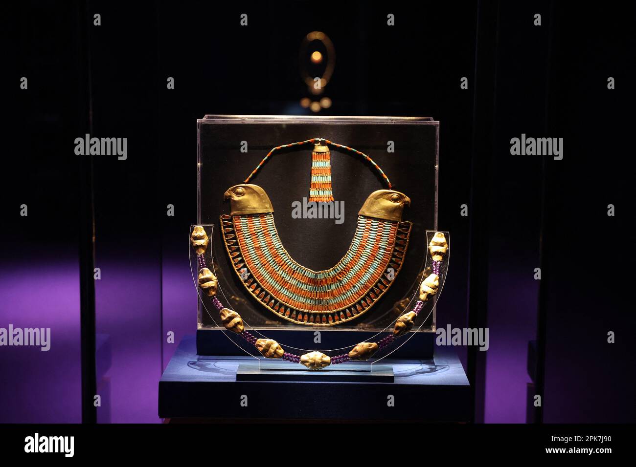 Paris, Frankreich, 6. April 2023, die Ausstellung „Ramses the Great and the Gold of the Pharaohs“ im Grande Halle de la Villette in Paris, Frankreich, wird am 6. April 2023 vom 7. April bis 6. September geöffnet. Es werden etwa 180 außergewöhnliche Werke gezeigt, darunter der berühmte Schatz von Tanis und die goldene Halskette von Psusenes I oder der Sarkophag von Pharao Ramses II Foto von Jerome Domine/ABACAPRESS.COM Kredit: Abaca Press/Alamy Live News Stockfoto