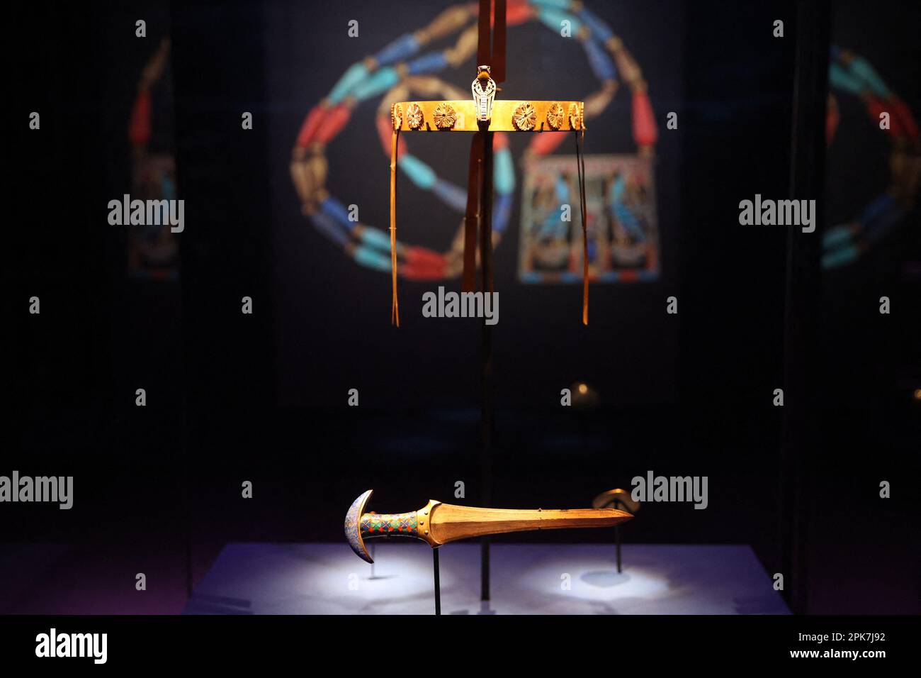 Paris, Frankreich, 6. April 2023, die Ausstellung „Ramses the Great and the Gold of the Pharaohs“ im Grande Halle de la Villette in Paris, Frankreich, wird am 6. April 2023 vom 7. April bis 6. September geöffnet. Es werden etwa 180 außergewöhnliche Werke gezeigt, darunter der berühmte Schatz von Tanis und die goldene Halskette von Psusenes I oder der Sarkophag von Pharao Ramses II Foto von Jerome Domine/ABACAPRESS.COM Kredit: Abaca Press/Alamy Live News Stockfoto