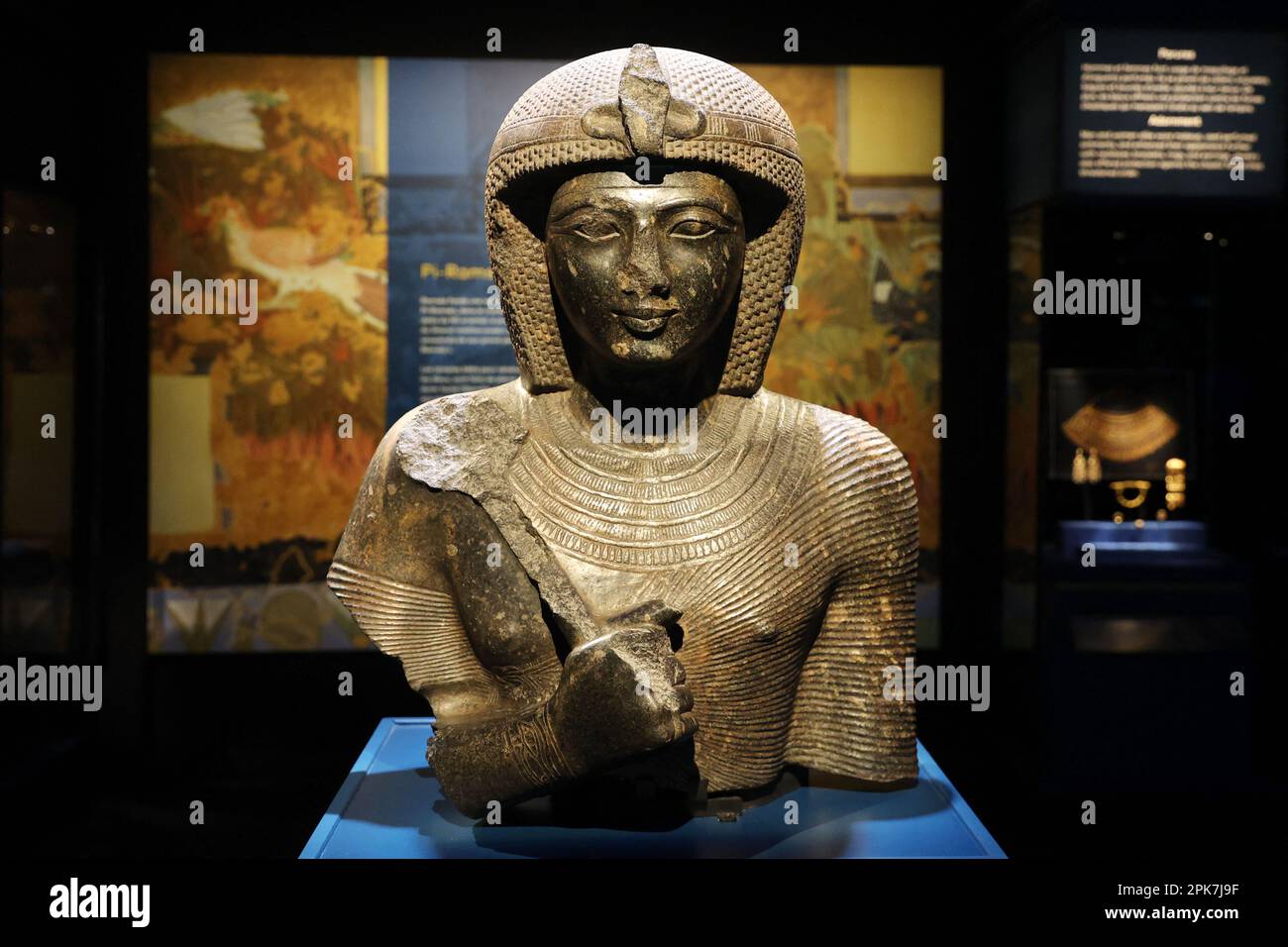 Paris, Frankreich, 6. April 2023, die Ausstellung „Ramses the Great and the Gold of the Pharaohs“ im Grande Halle de la Villette in Paris, Frankreich, wird am 6. April 2023 vom 7. April bis 6. September geöffnet. Es werden etwa 180 außergewöhnliche Werke gezeigt, darunter der berühmte Schatz von Tanis und die goldene Halskette von Psusenes I oder der Sarkophag von Pharao Ramses II Foto von Jerome Domine/ABACAPRESS.COM Kredit: Abaca Press/Alamy Live News Stockfoto