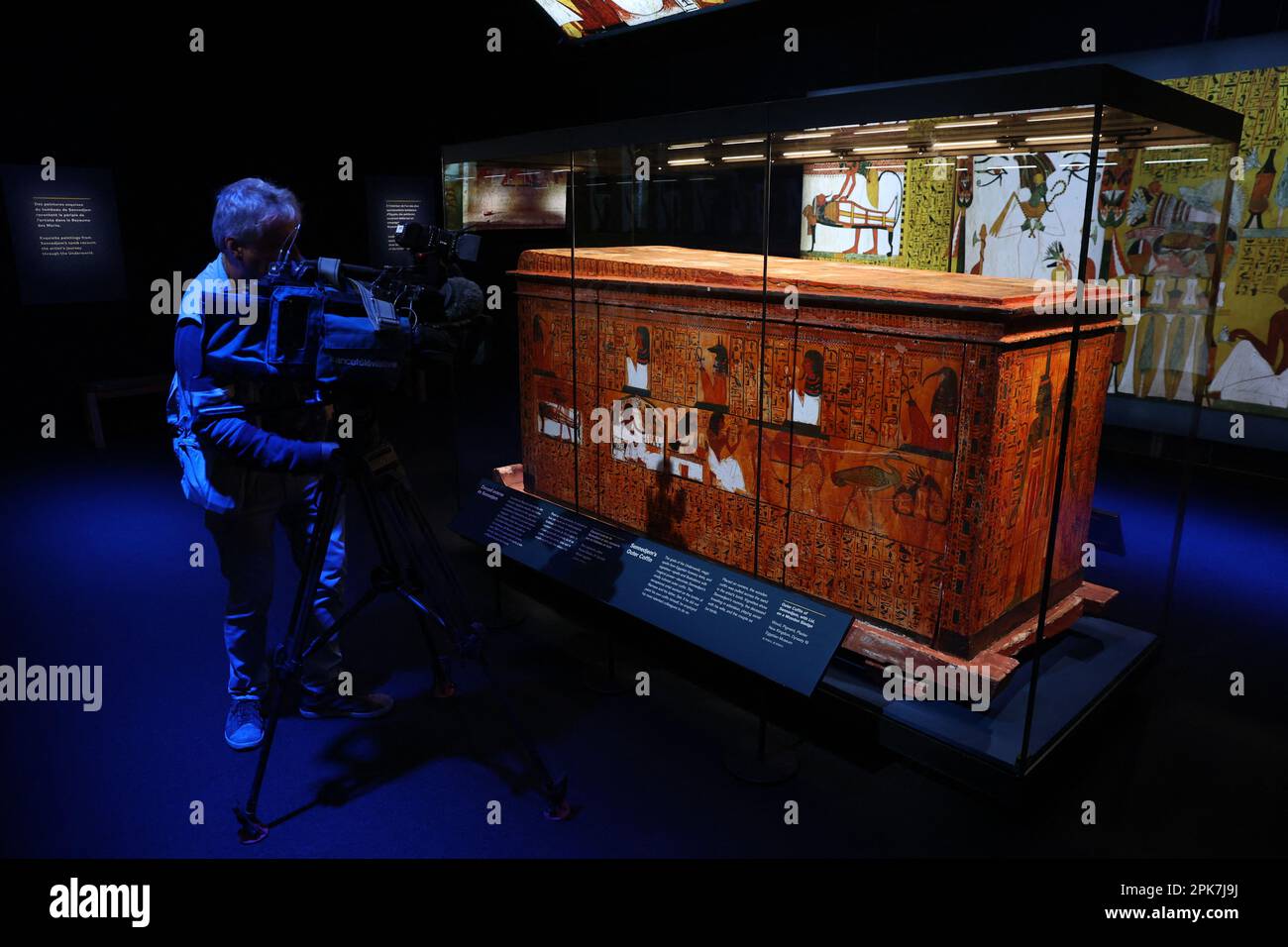 Paris, Frankreich, 6. April 2023, die Ausstellung „Ramses the Great and the Gold of the Pharaohs“ im Grande Halle de la Villette in Paris, Frankreich, wird am 6. April 2023 vom 7. April bis 6. September geöffnet. Es werden etwa 180 außergewöhnliche Werke gezeigt, darunter der berühmte Schatz von Tanis und die goldene Halskette von Psusenes I oder der Sarkophag von Pharao Ramses II Foto von Jerome Domine/ABACAPRESS.COM Kredit: Abaca Press/Alamy Live News Stockfoto