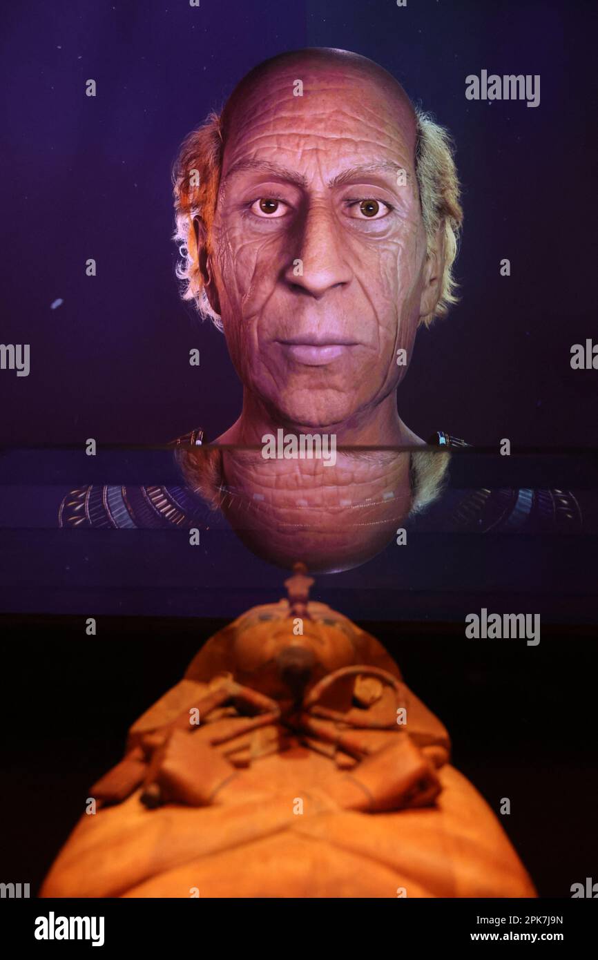 Paris, Frankreich, 6. April 2023, die Ausstellung „Ramses the Great and the Gold of the Pharaohs“ im Grande Halle de la Villette in Paris, Frankreich, wird am 6. April 2023 vom 7. April bis 6. September geöffnet. Es werden etwa 180 außergewöhnliche Werke gezeigt, darunter der berühmte Schatz von Tanis und die goldene Halskette von Psusenes I oder der Sarkophag von Pharao Ramses II Foto von Jerome Domine/ABACAPRESS.COM Kredit: Abaca Press/Alamy Live News Stockfoto