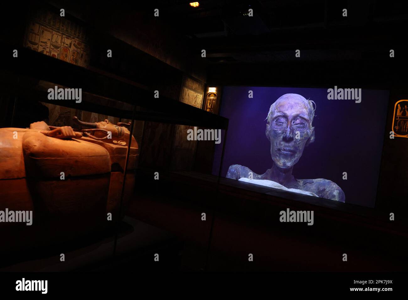 Paris, Frankreich, 6. April 2023, die Ausstellung „Ramses the Great and the Gold of the Pharaohs“ im Grande Halle de la Villette in Paris, Frankreich, wird am 6. April 2023 vom 7. April bis 6. September geöffnet. Es werden etwa 180 außergewöhnliche Werke gezeigt, darunter der berühmte Schatz von Tanis und die goldene Halskette von Psusenes I oder der Sarkophag von Pharao Ramses II Foto von Jerome Domine/ABACAPRESS.COM Kredit: Abaca Press/Alamy Live News Stockfoto